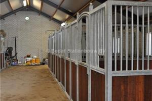 paardenstal met luxe binnenboxen